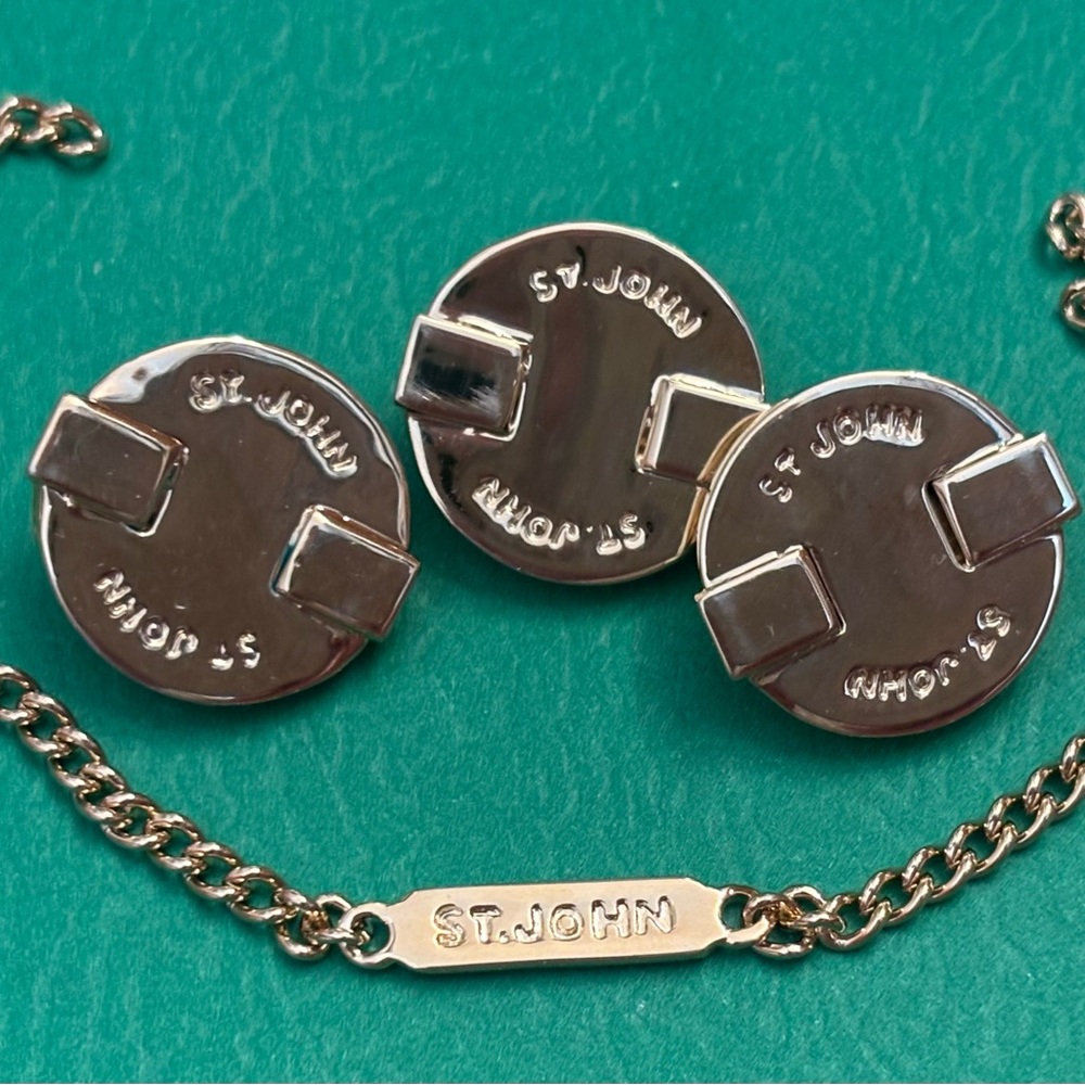 St. John 1” gold-tone signature buttons (lot of 3) & collar chain.